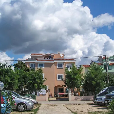 1 Bedroom Amazing In Apartment Turanj