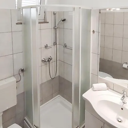 1 Bedroom Amazing In Turanj